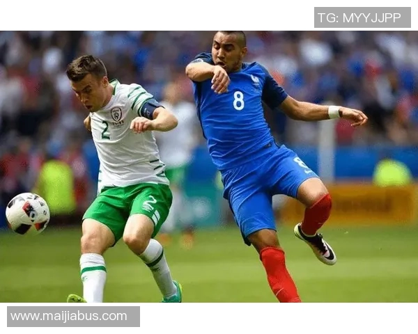 法国与波兰足球明星同框合影展现友谊与竞技精神的精彩瞬间